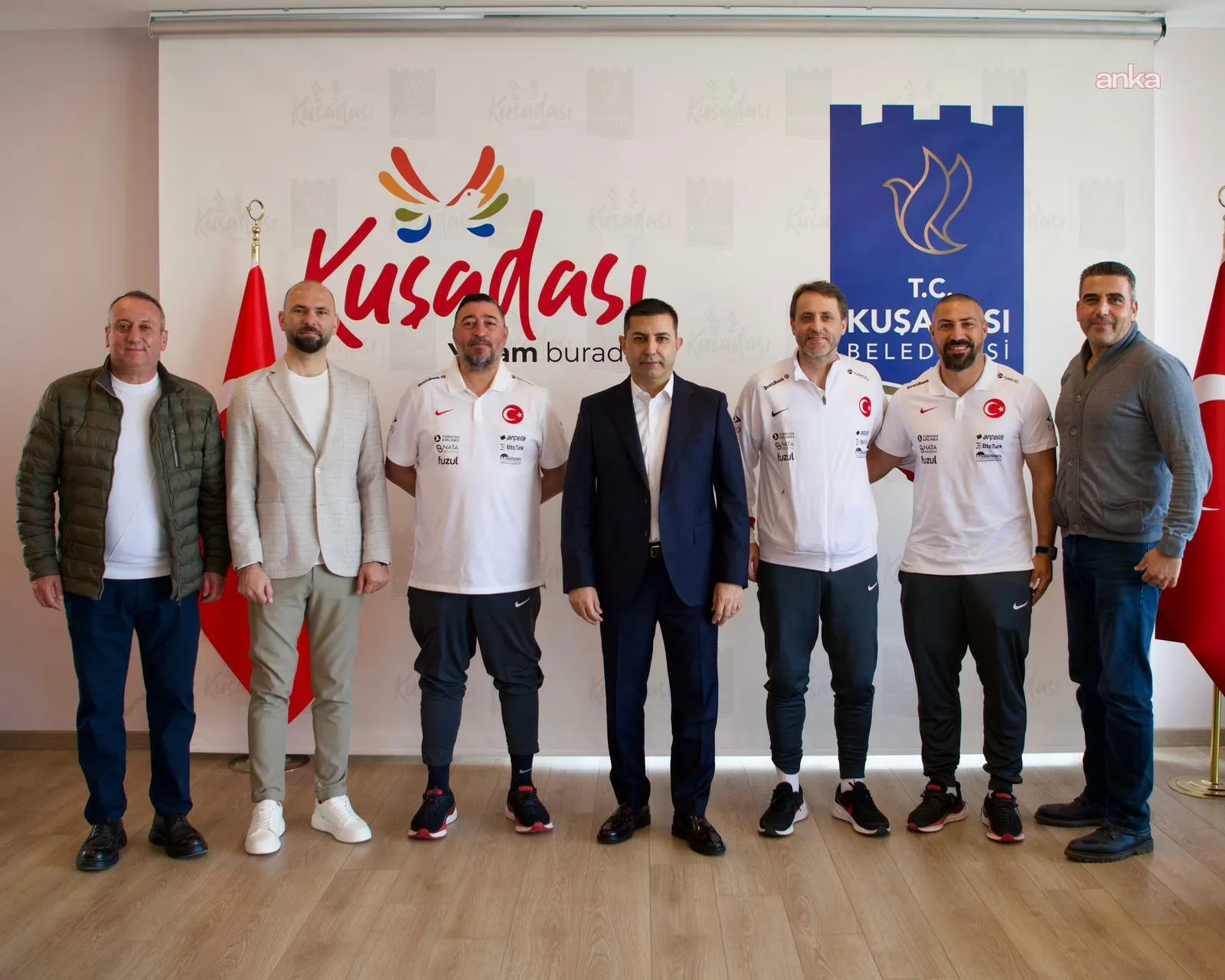 Plaj Futbolu Milli Takımı’ndan Kuşadası Belediye Başkanı Günel’e ziyaret